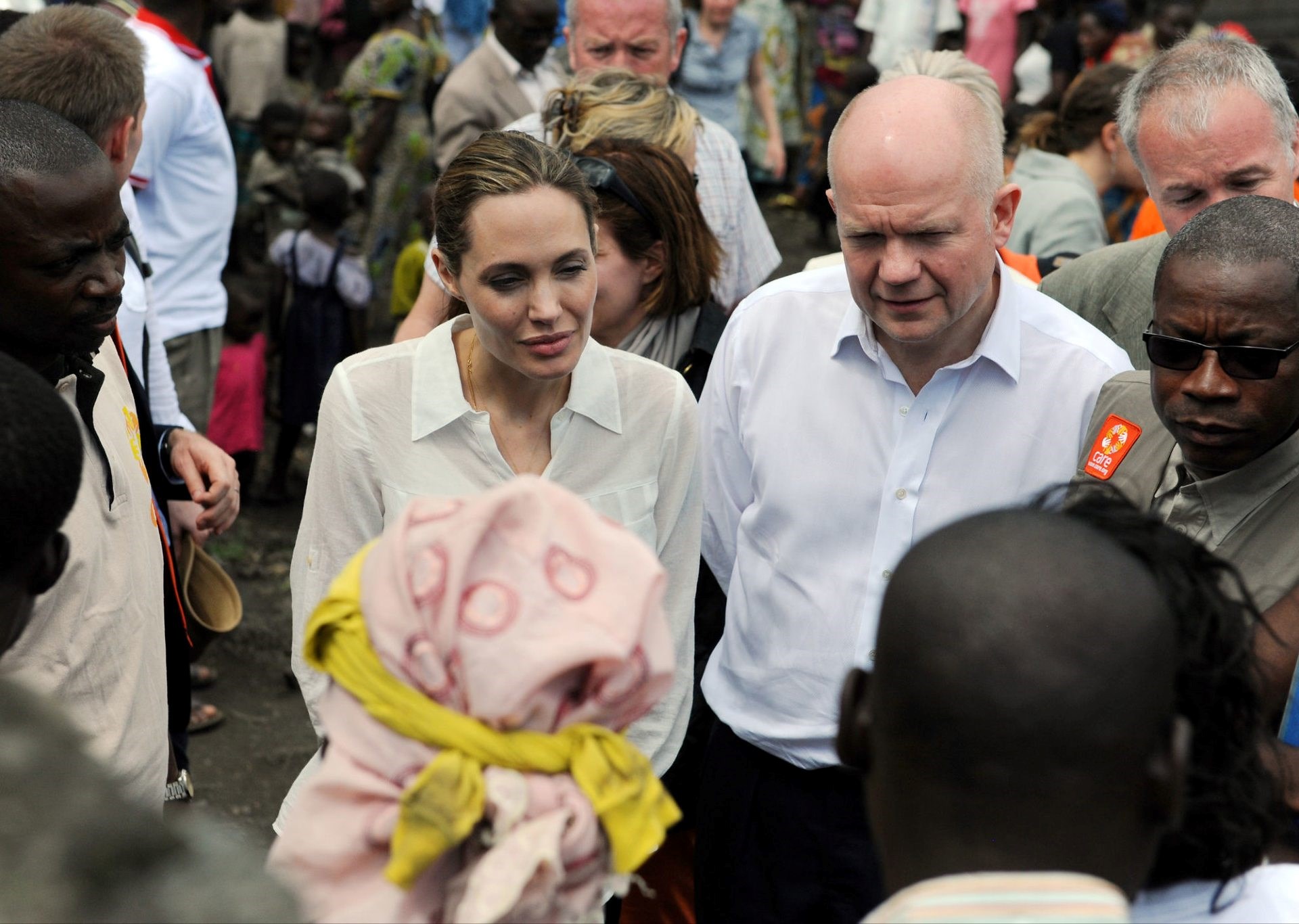 Angelina Jolie besøger flygtningelejr sammen med CARE